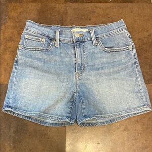 Womens Levi mid-length shorts size 28